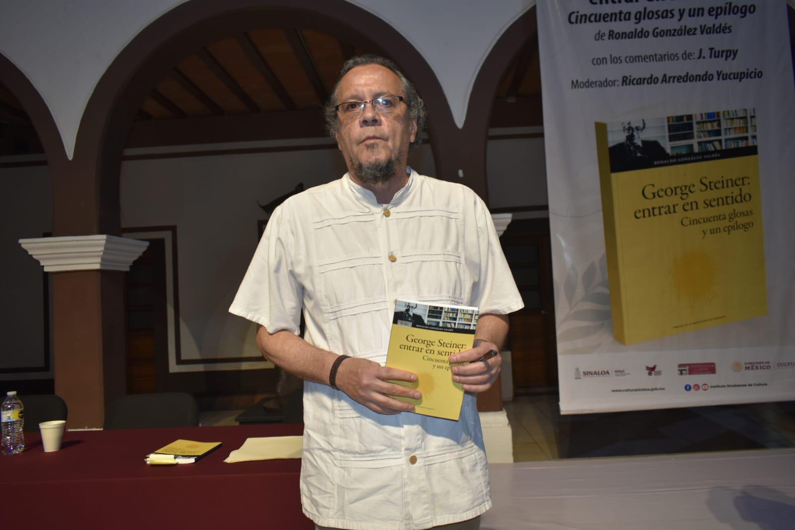 $!El autor, luego de la presentación.