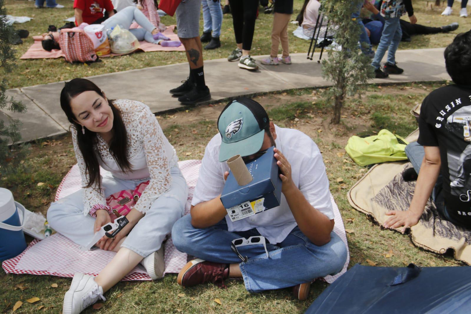 $!Entre gritos y aplausos recibe Culiacán al eclipse solar 2024