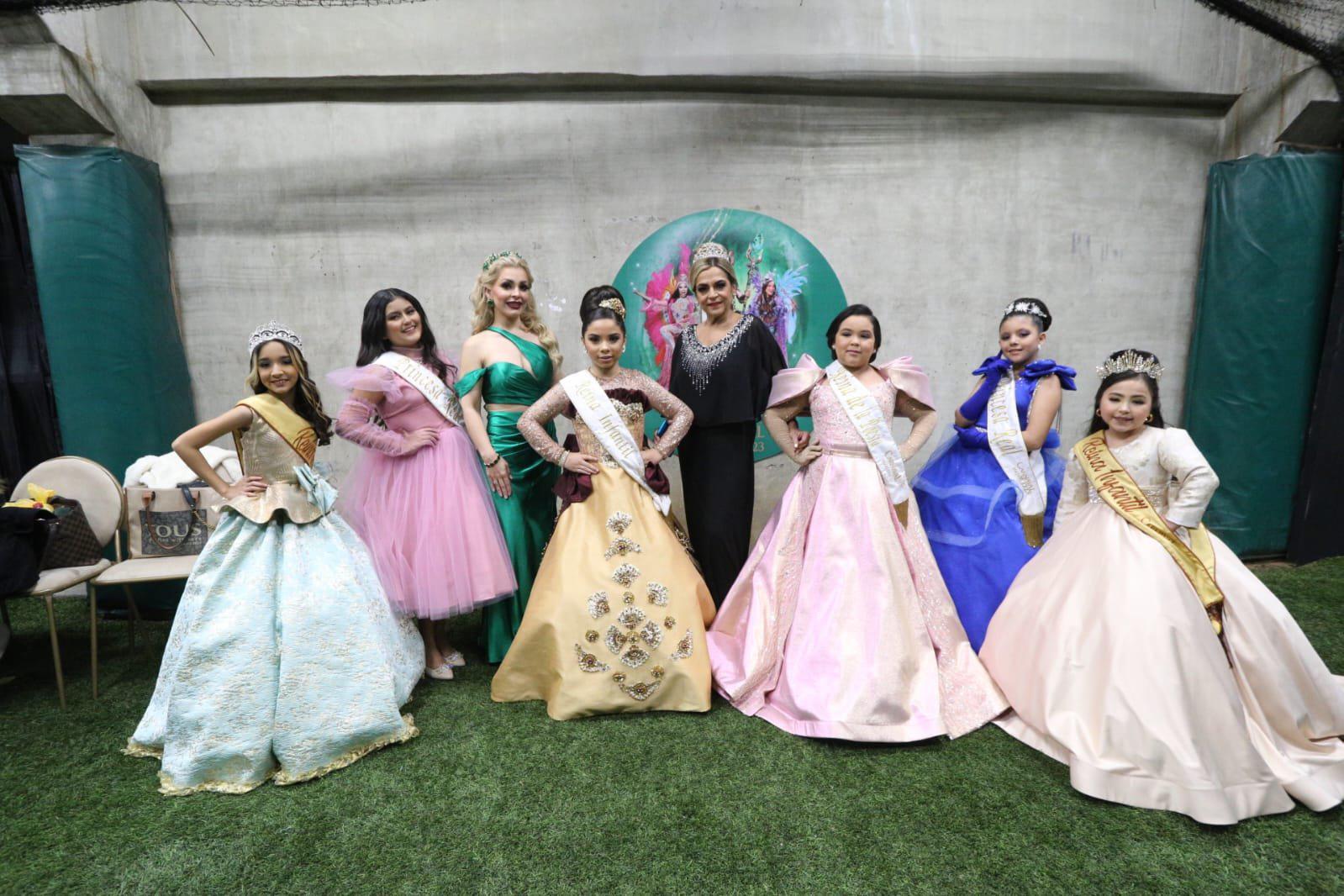 $!María Luisa Sahagún, Reina Infantil de 1998 y Denisse Díaz, Reina Infantil de 1973, entre la realeza infantil del Carnaval 2022 y 2023: Romina Hernández, Lissette García, Melanie Alarcón, Ivanna Arámburo, Osleidy Velarde y Scarleth Valenzuela.