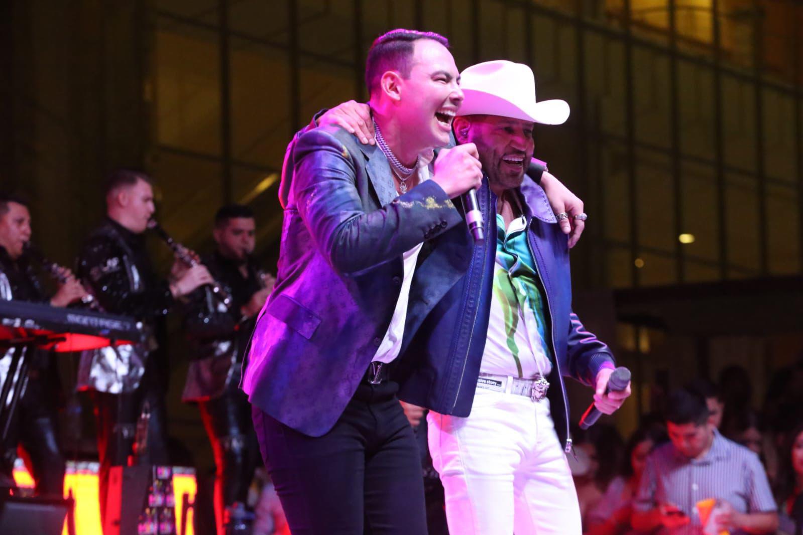$!El Yaki y Pancho Barraza interpretaron “Mi enemigo el amor” y pusieron a cantar a los asistentes.
