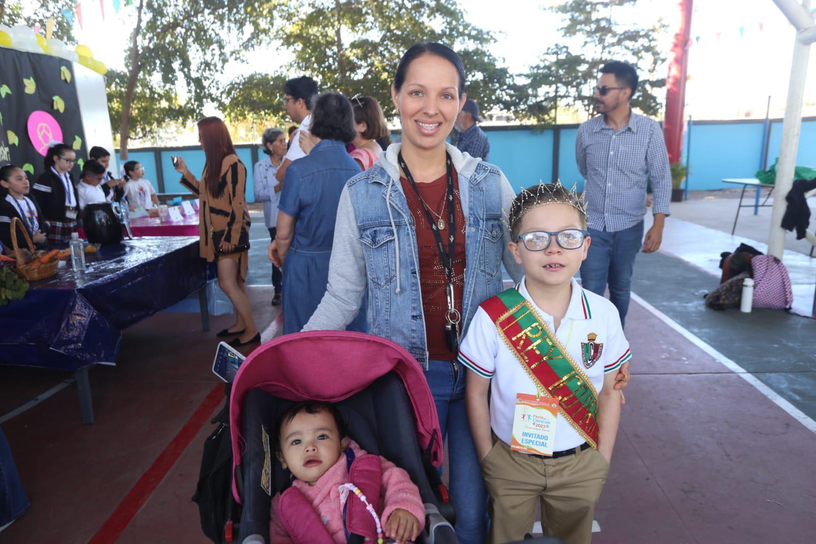 $!Ana Victoria y Ángeles León junto a Jesús Leonel León, rey de la escuela.