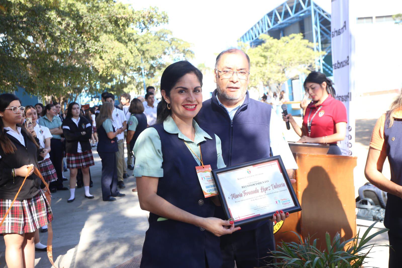 $!La profesora María Fernanda López con su reconocimiento.