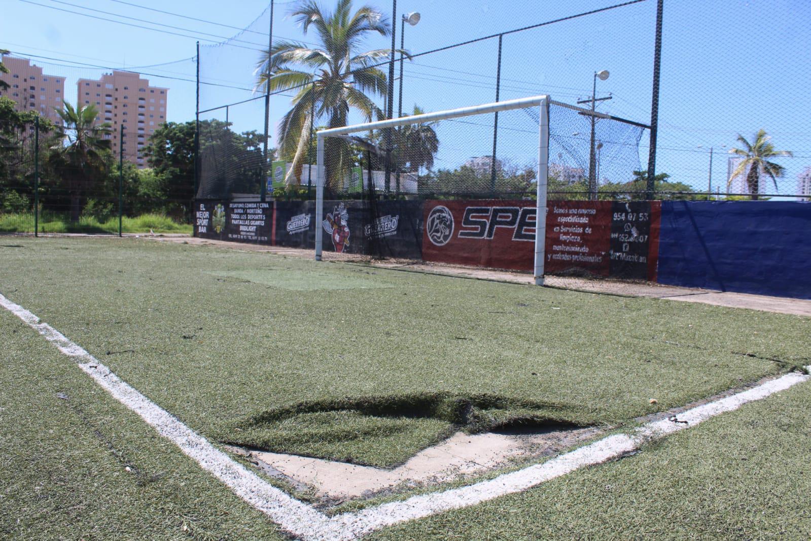 $!Rehabilitan campo de futbol del Parque Lineal Kilómetro Cero