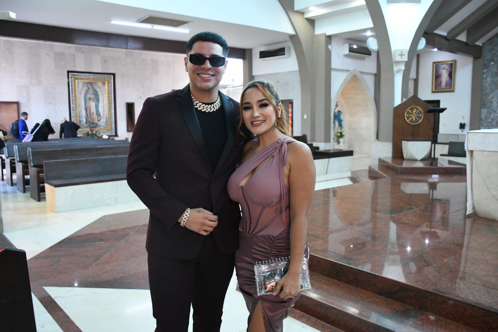 $!Eduin Caz llegó acompañado de su esposa Daisy Anahy.