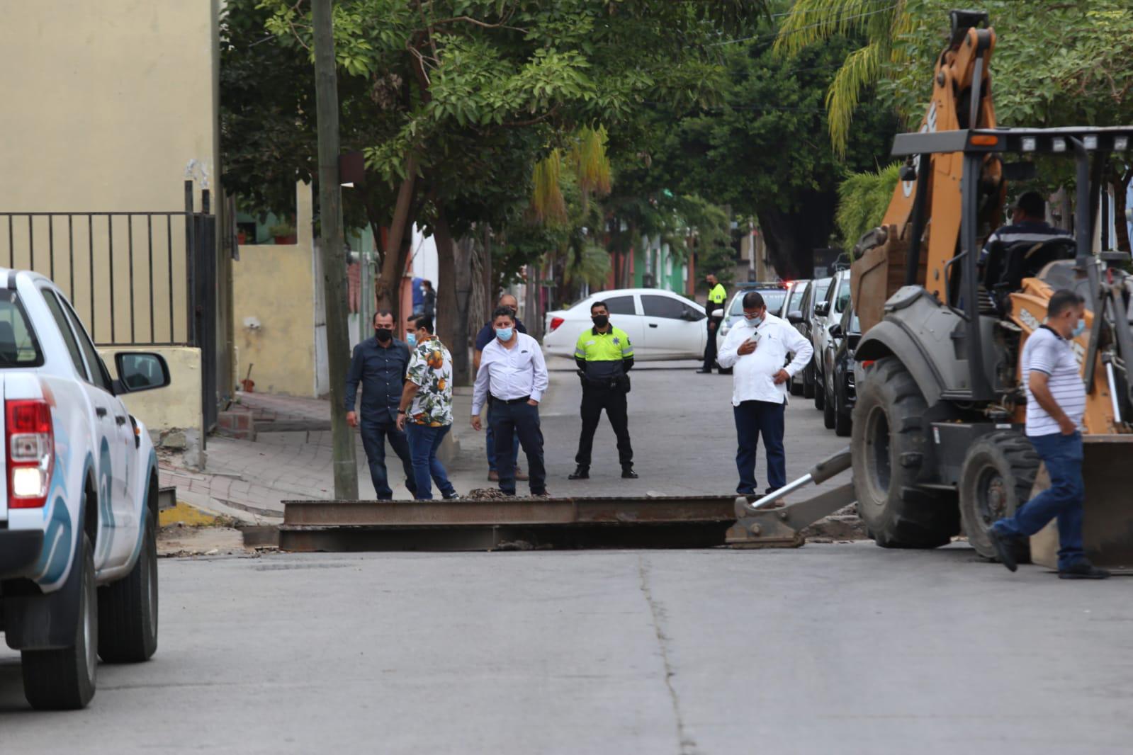 $!En Mazatlán cierran por horas Calle Belisario Domínguez; dan mantenimiento a rejillas del colector Roosevelt