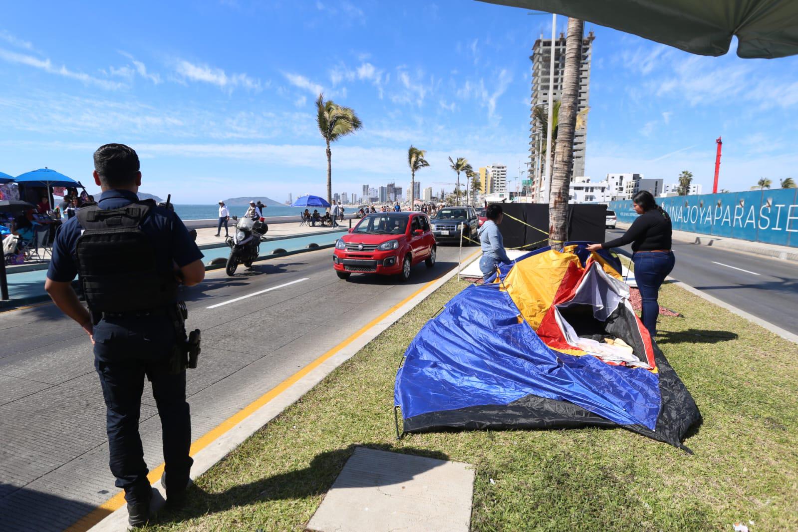 $!Retiran a personas que apartaban lugares en camellón por desfile de Carnaval
