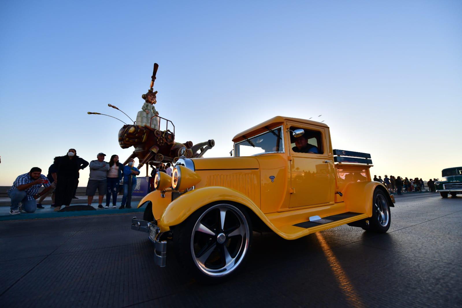 $!Semana de la Troca: Cientos de camionetas recorren el malecón de Mazatlán