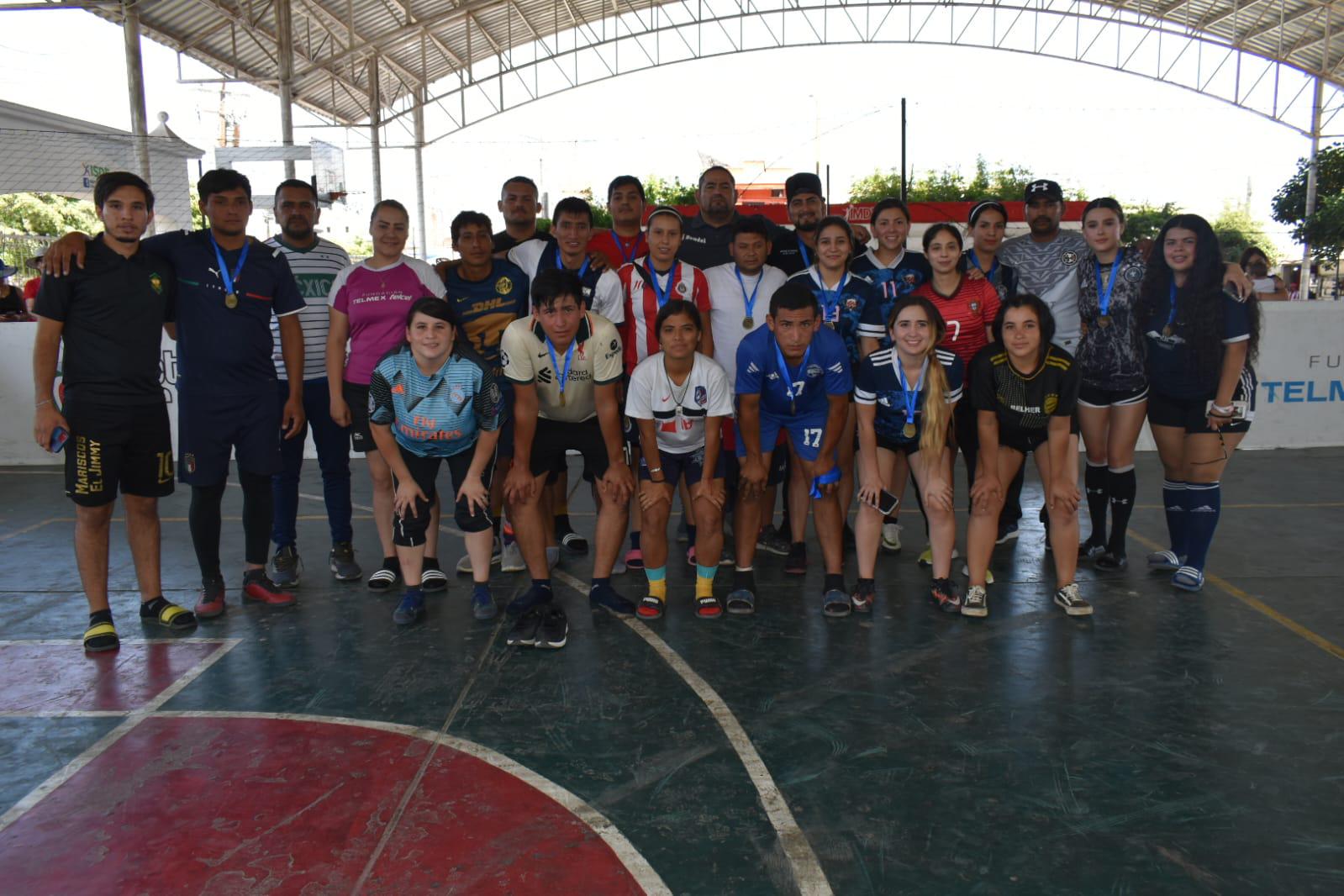 $!Fundación Telmex Telcel corona a los campeones De la Calle a la Cancha, en Navolato