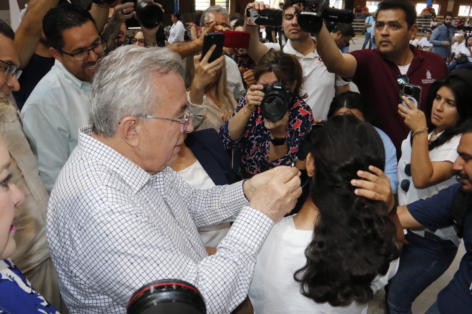 $!Entrega Gobierno de Sinaloa aparatos auditivos y apoyos de movilidad