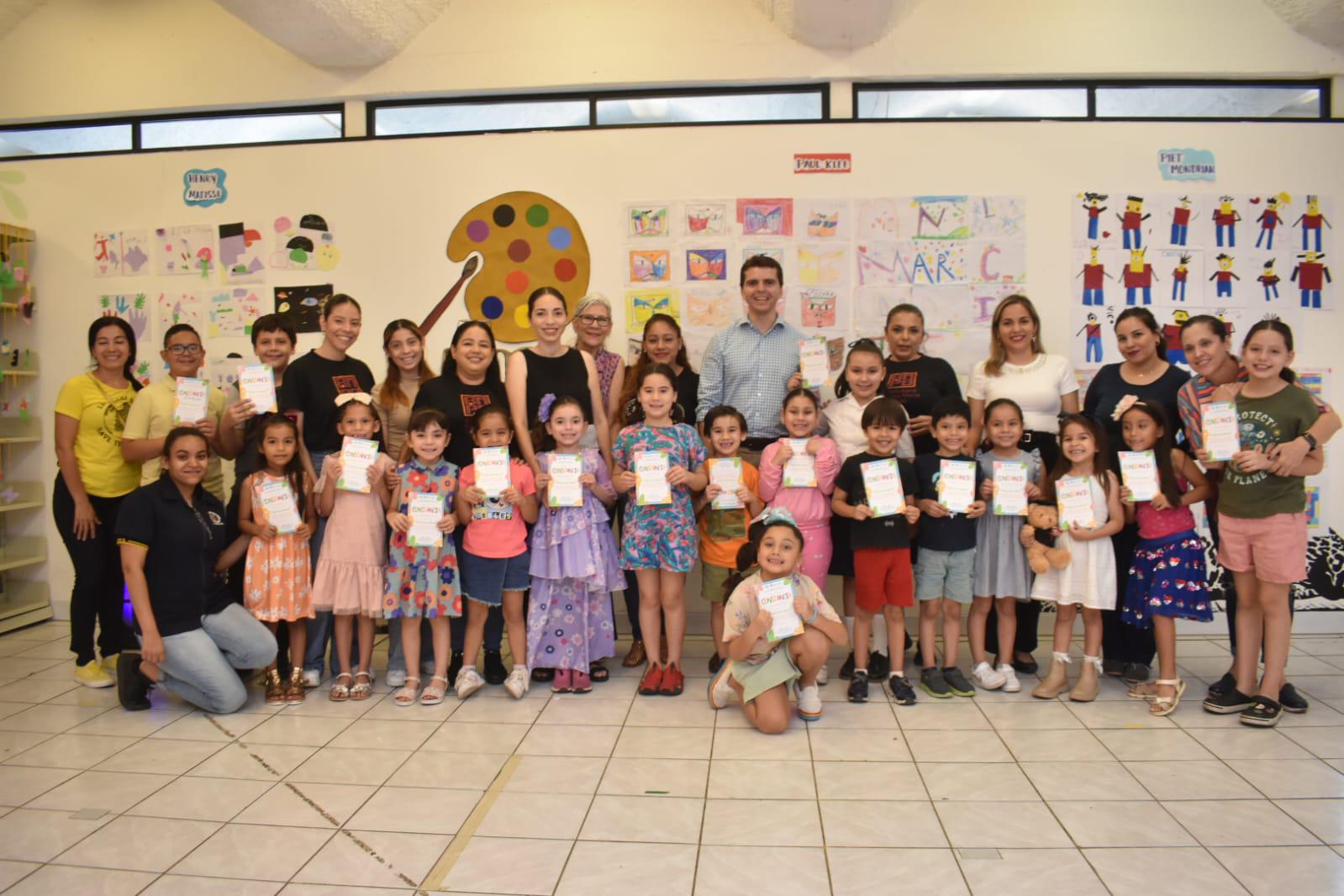 $!Una veintena de niños y niñas recibieron su constancia de participación.