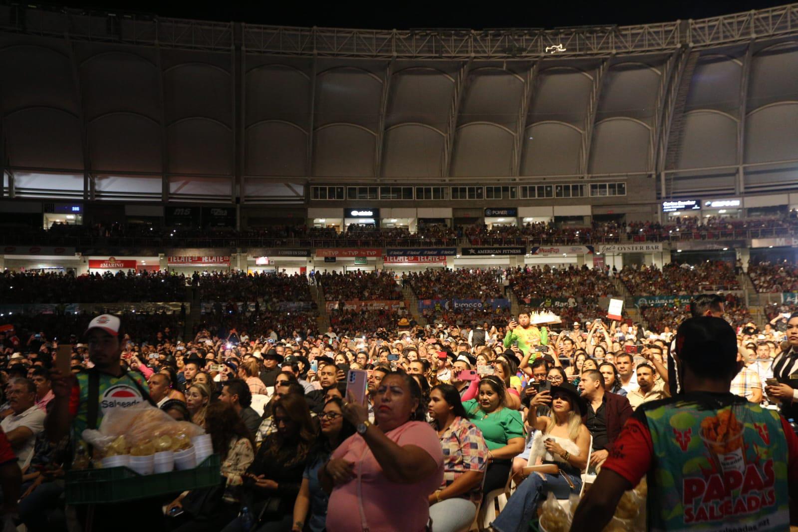 $!Los Tigres del Norte regresaron a Mazatlán para demostrar que son capaces de llenar un estadio.