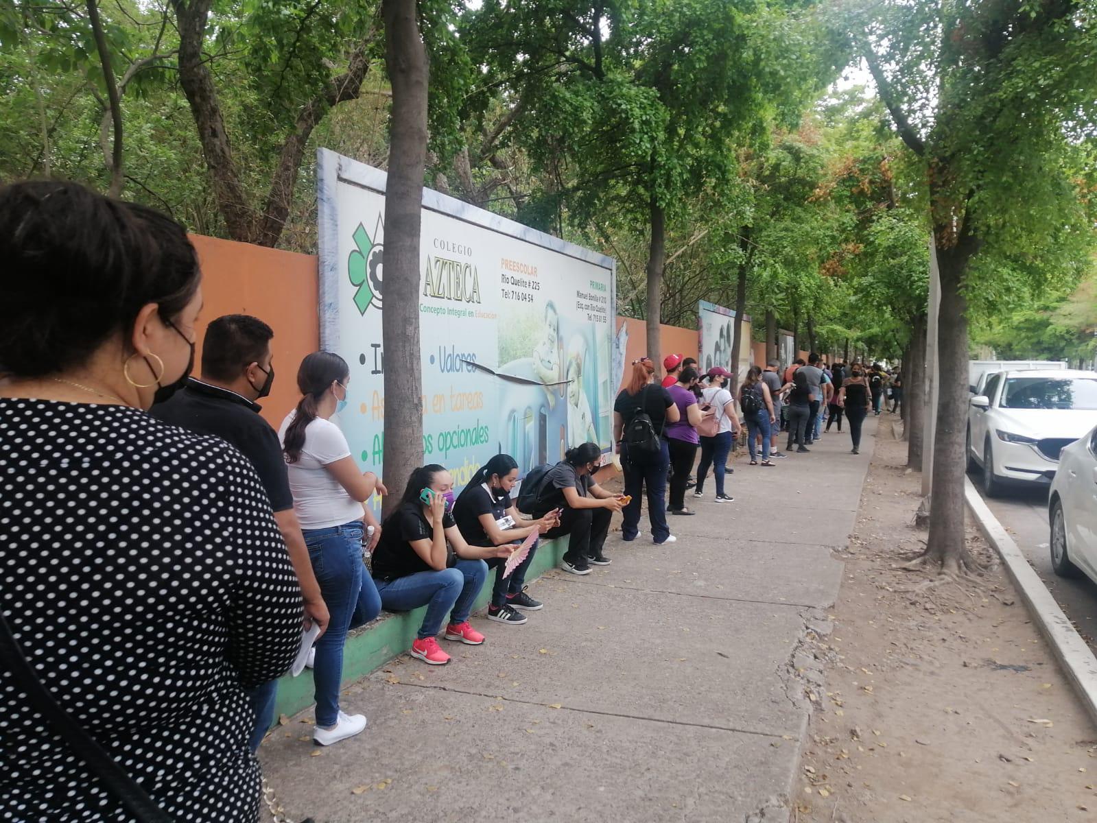 $!Jóvenes hacen largas filas en Culiacán para recibir primera dosis de la vacuna contra el Covid-19