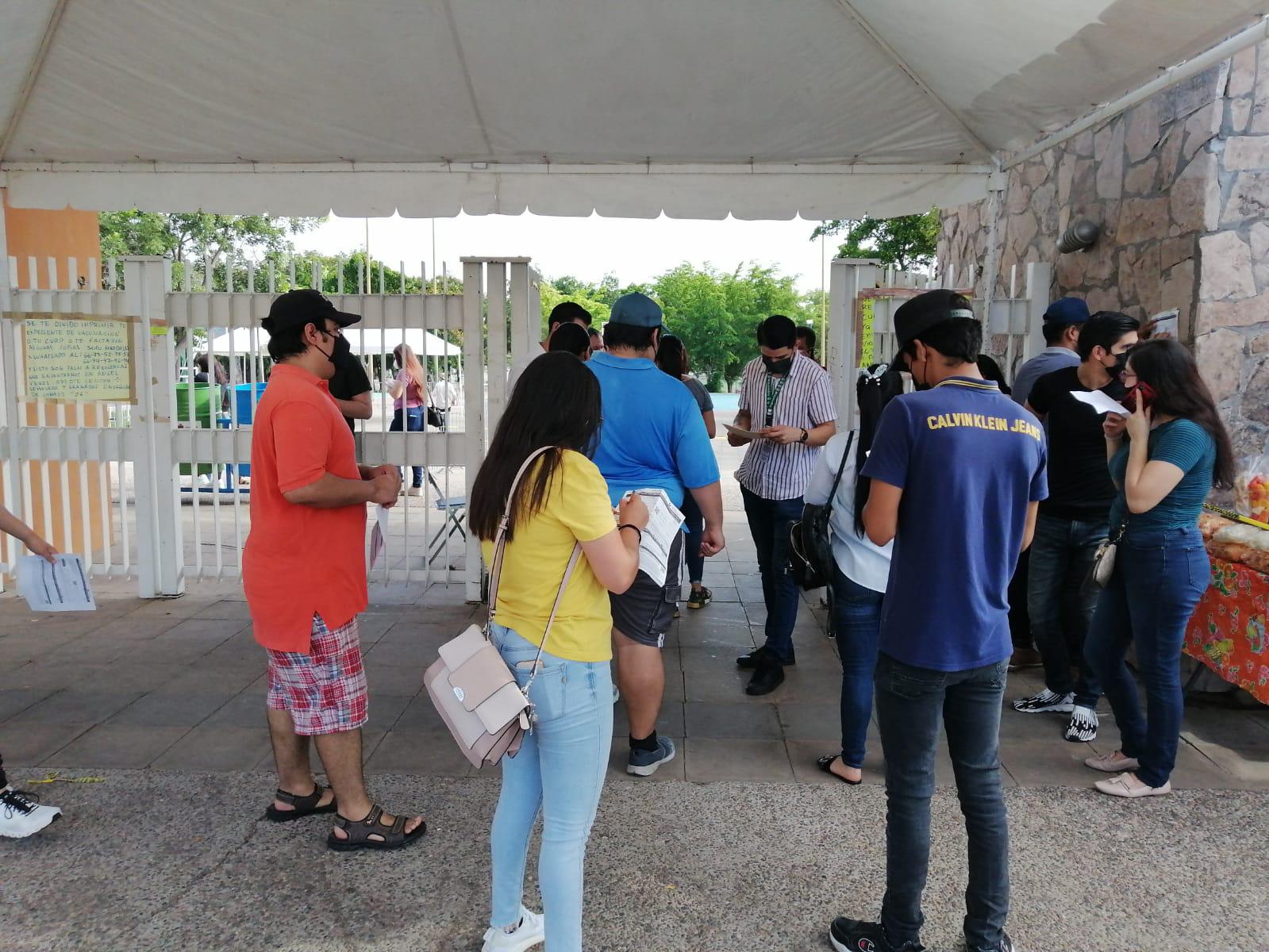 $!Fluye fila para vacunación de 18 años en adelante en el Centro Cívico de Culiacán
