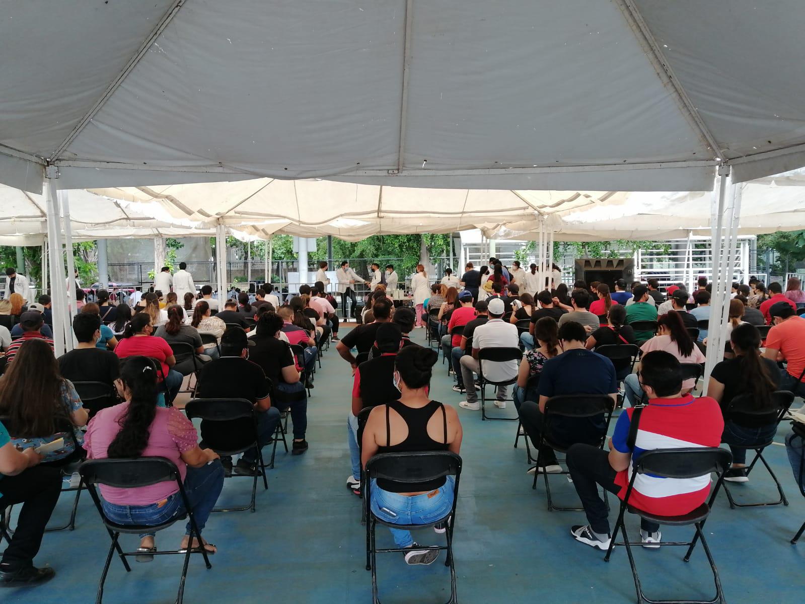 $!Fluye fila para vacunación de 18 años en adelante en el Centro Cívico de Culiacán