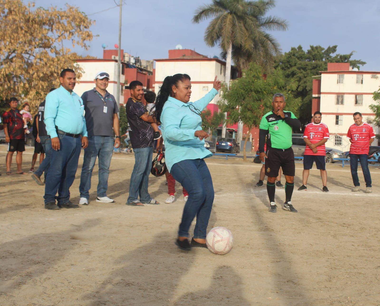$!Ponen a rodar el balón en El Conchi