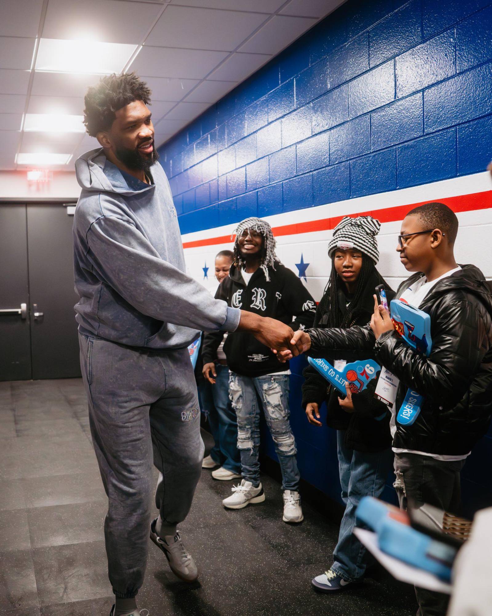 $!Joel Embiid se somete a cirugía de la rodilla izquierda