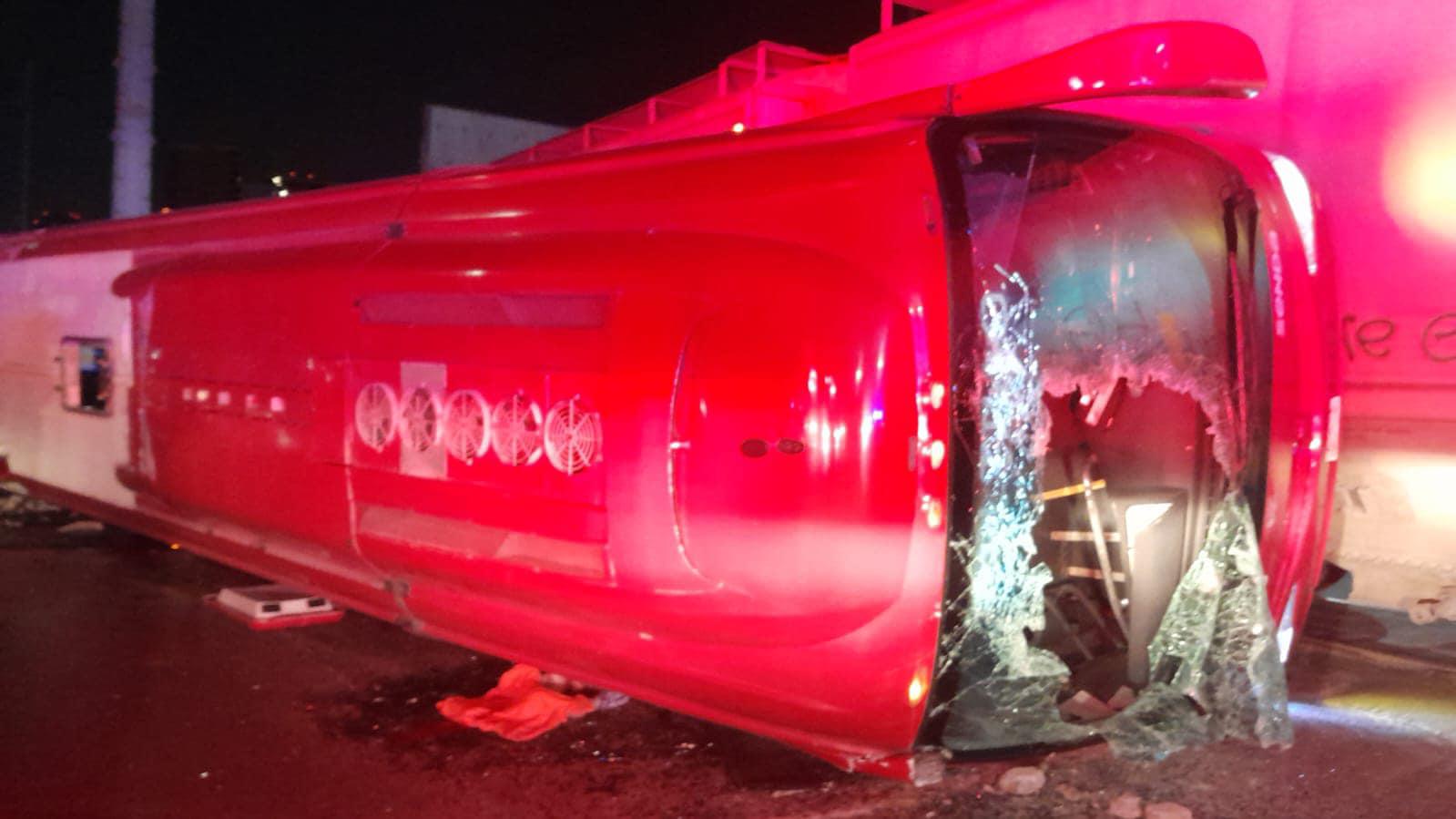 $!Tren choca contra autobús en Monterrey; reportan un muerto y 25 heridos