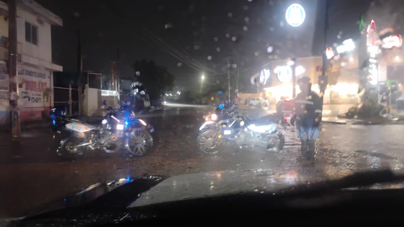 $!Cierran cruce de Niza y Emiliano Zapata por inundación en Culiacán