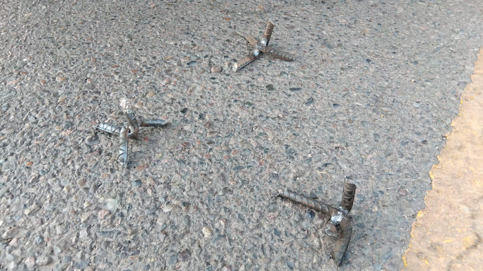 $!‘Ponchallantas’ afecta a una ambulancia en el sector La Conquista, en Culiacán