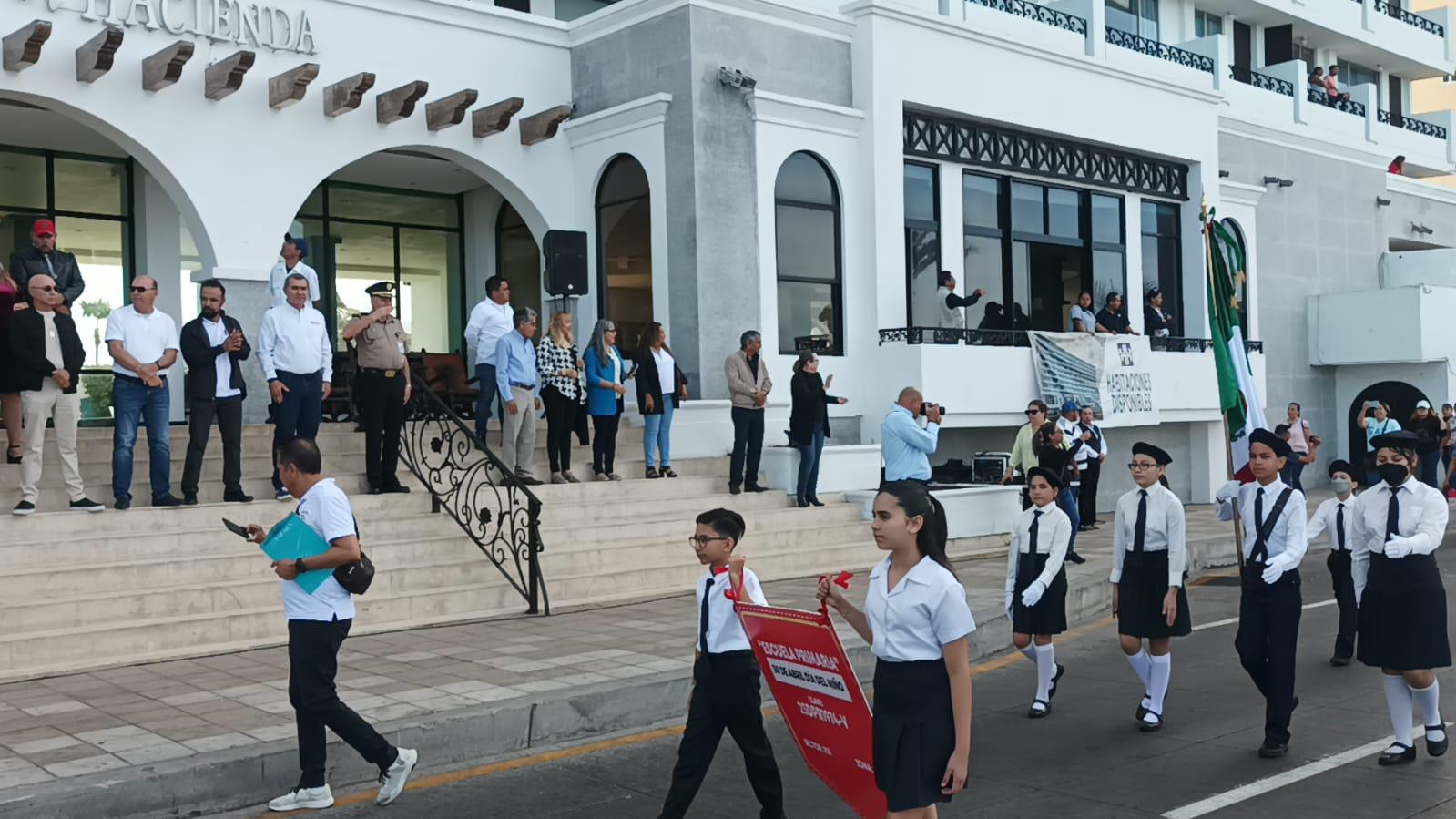 $!Desfilan escoltas de primarias resaltando la Bandera de México