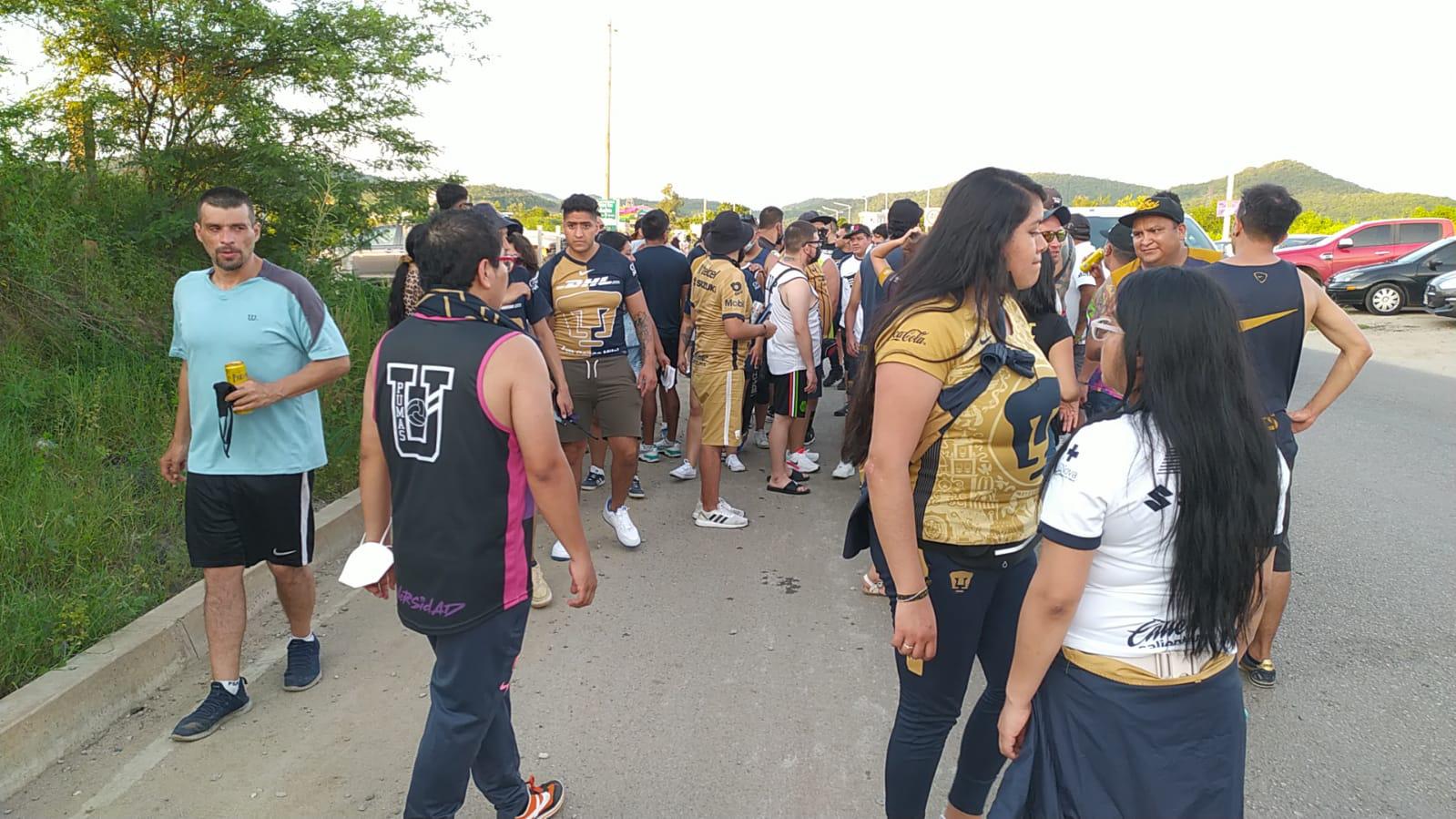 $!Aficionados de Pumas invaden ‘El Kraken’ para apoyar a los universitarios ante el Mazatlán FC