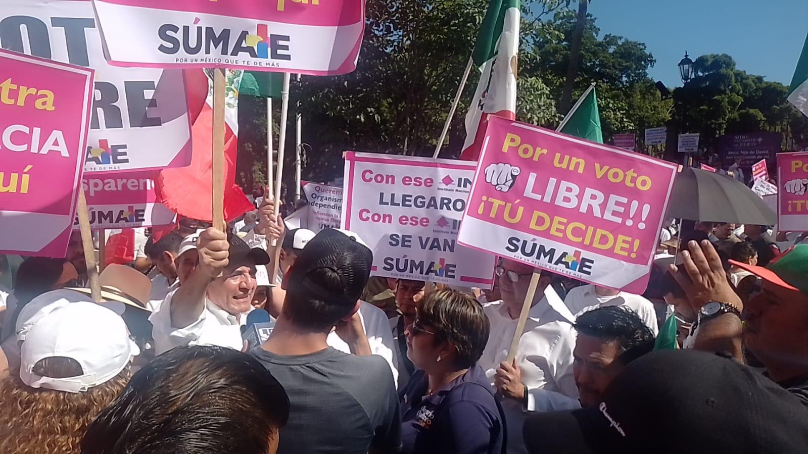 $!Miles se concentran frente a la catedral de Culiacán en movimiento en defensa de la democracia