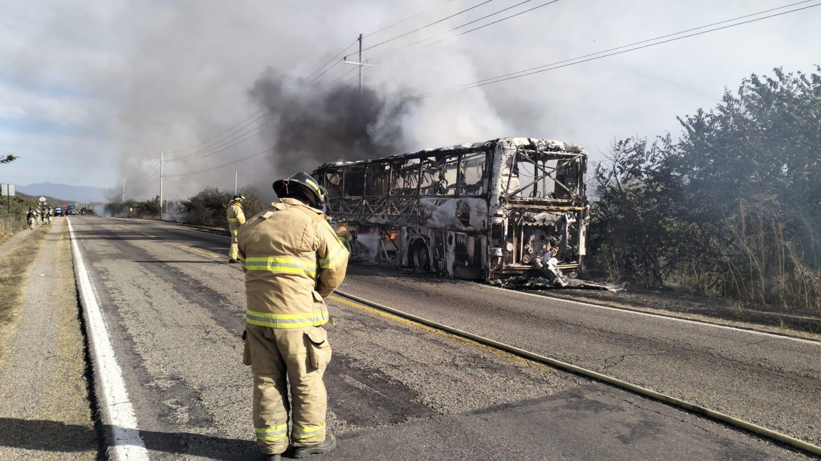 $!Autobús arde en llamas en carretera México 15, en Palmillas, Escuinapa