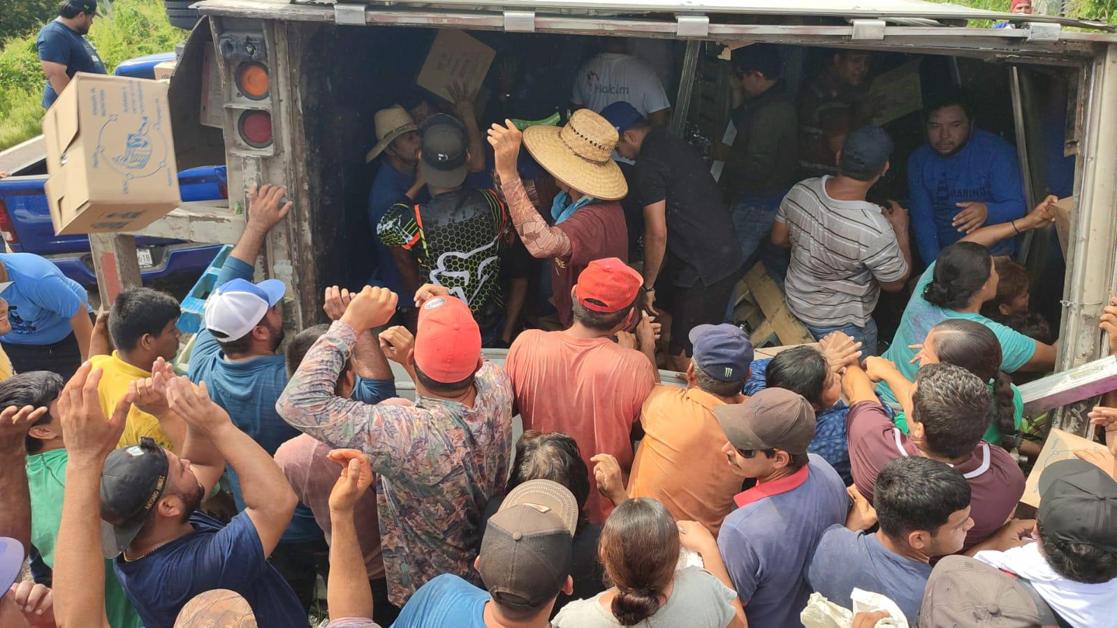 $!Vuelca tráiler cargado de galletas en la Mazatlán-Culiacán