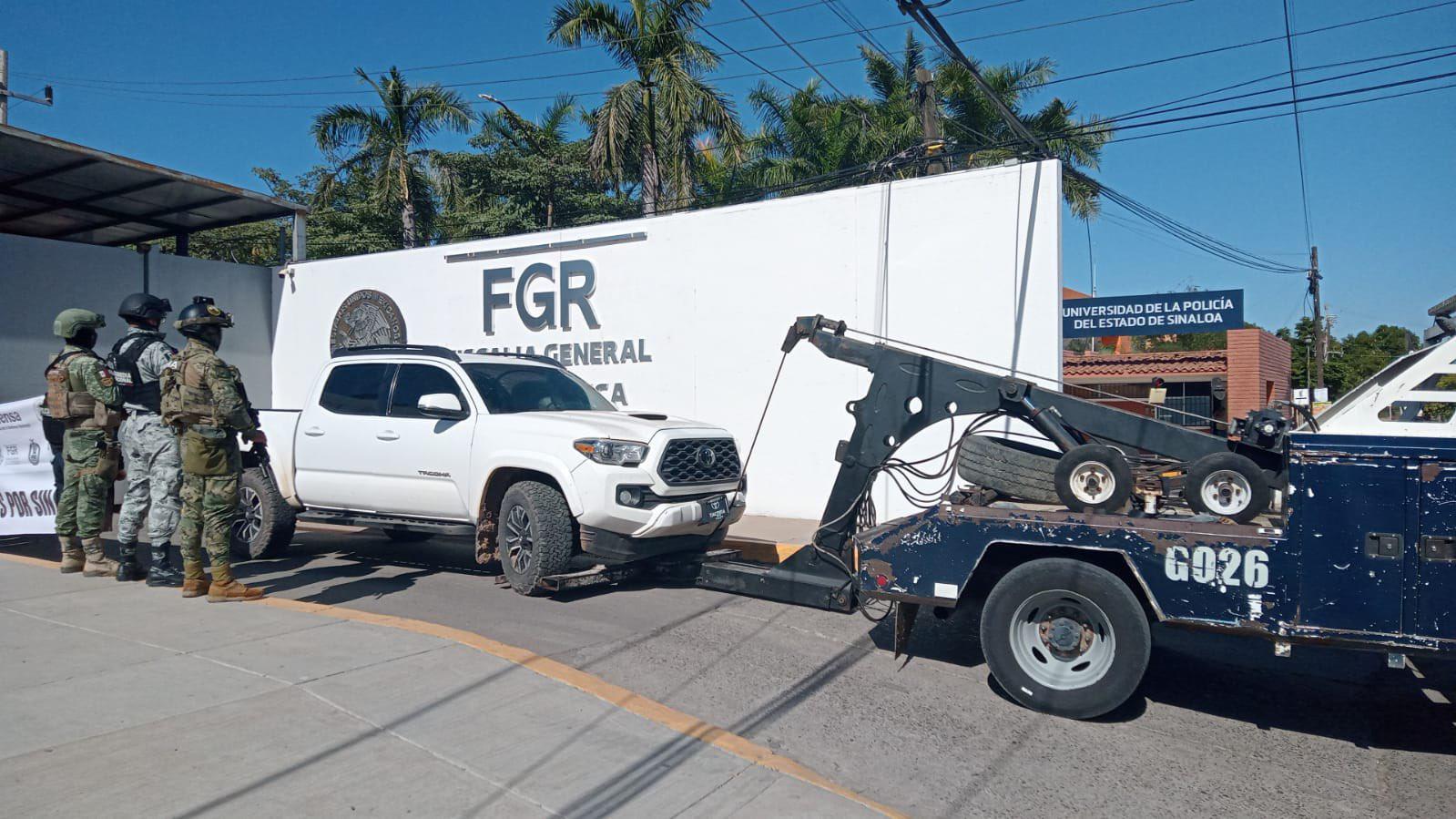 $!Aseguran camioneta blindada con arsenal en el poblado de San Francisco, en Culiacán