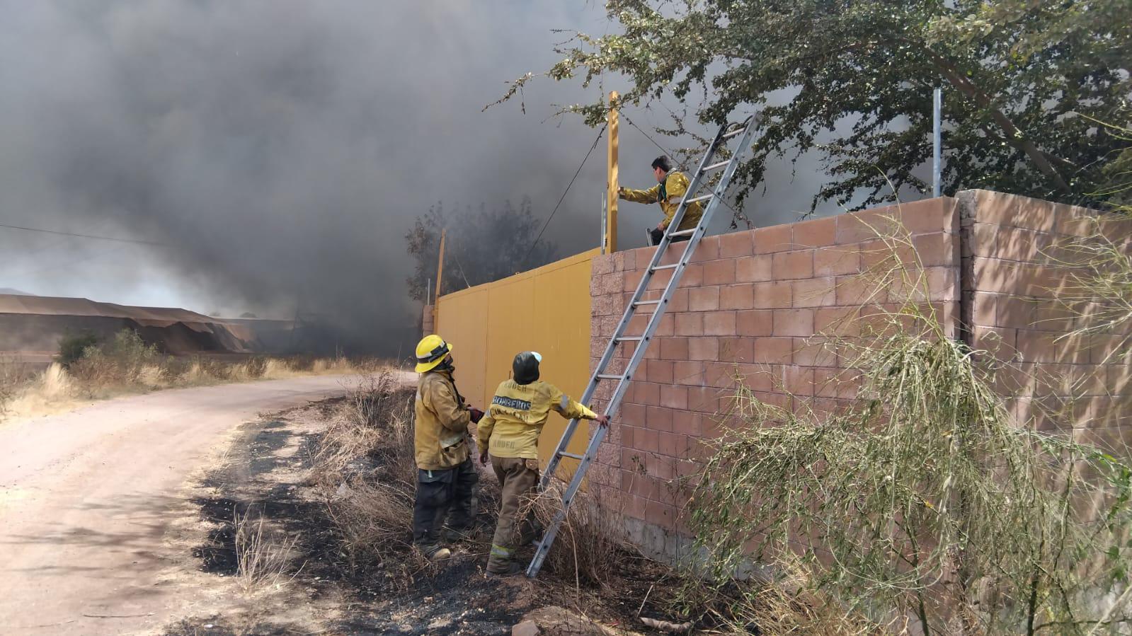 $!Se incendia una bodega de camiones en la localidad de Limón de los Ramos, en Culiacán
