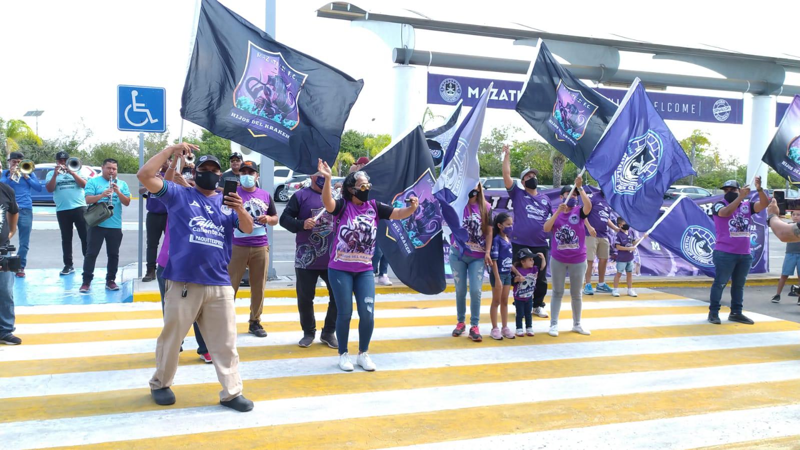 $!A ritmo de banda reciben a Beñat San José, nuevo DT del Mazatlán FC