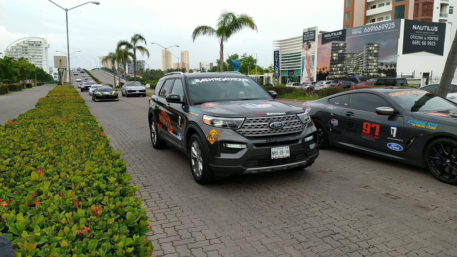 $!Autos de lujo como Lamborghini, Ferrari, Porsche, McLaren y otros recorren Mazatlán