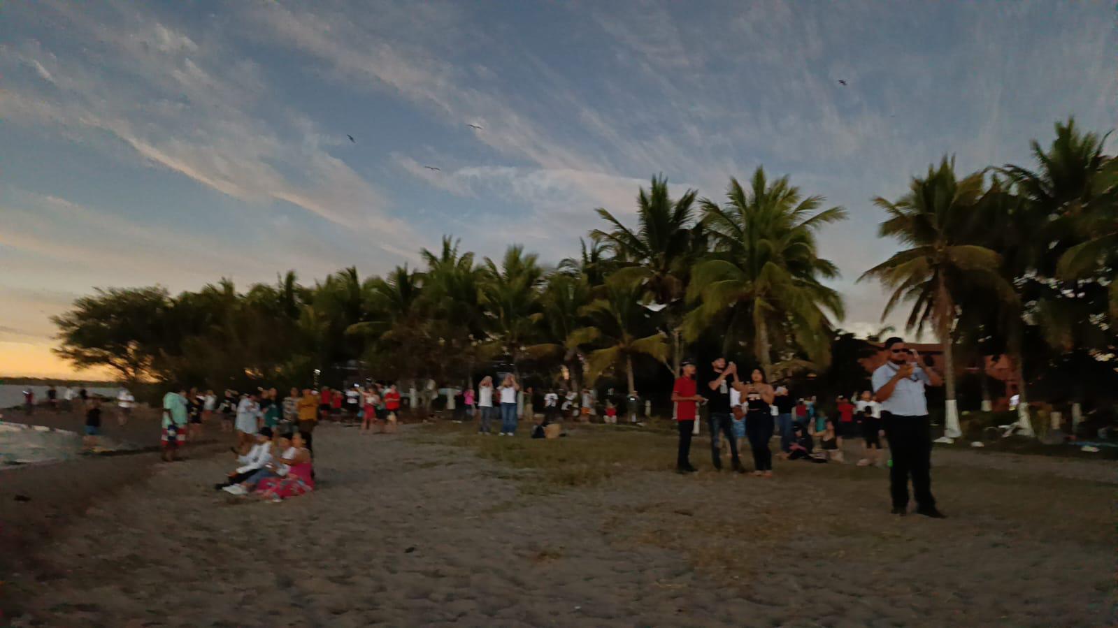 $!‘Fue como un atardecer’, comparten quienes vivieron el eclipse en Teacapán