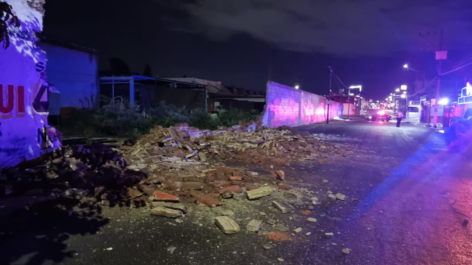 $!Se cae barda en el Centro de Culiacán tras las lluvias de ‘Norma’
