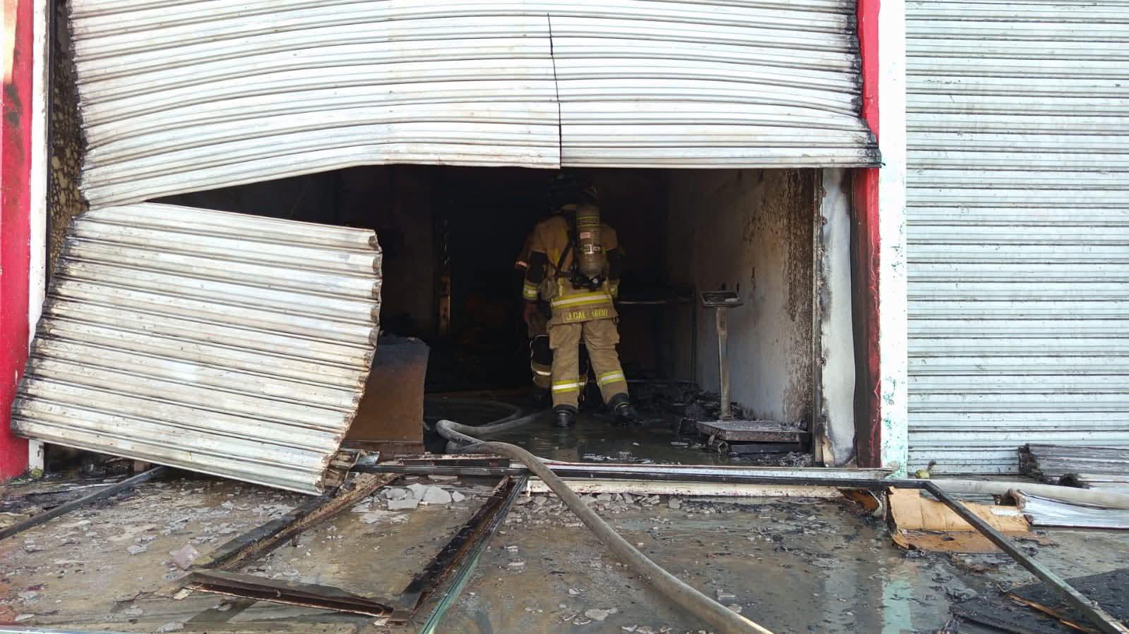 $!Incendio de bodega en Central de Abastos moviliza a cuerpos de bomberos en Mazatlán