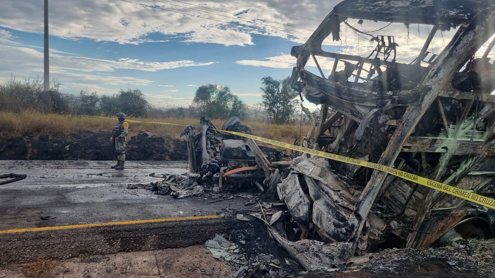$!Choque entre camión de pasajeros y tráiler deja 22 muertos y 18 heridos en Elota