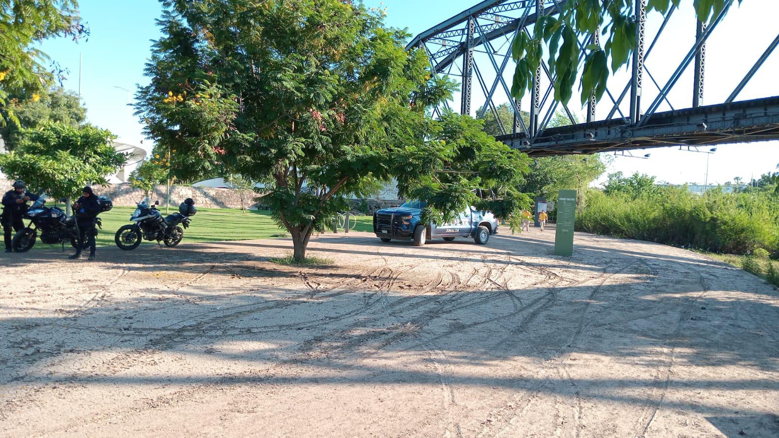 $!Hombre se sube al Puente Negro de Culiacán
