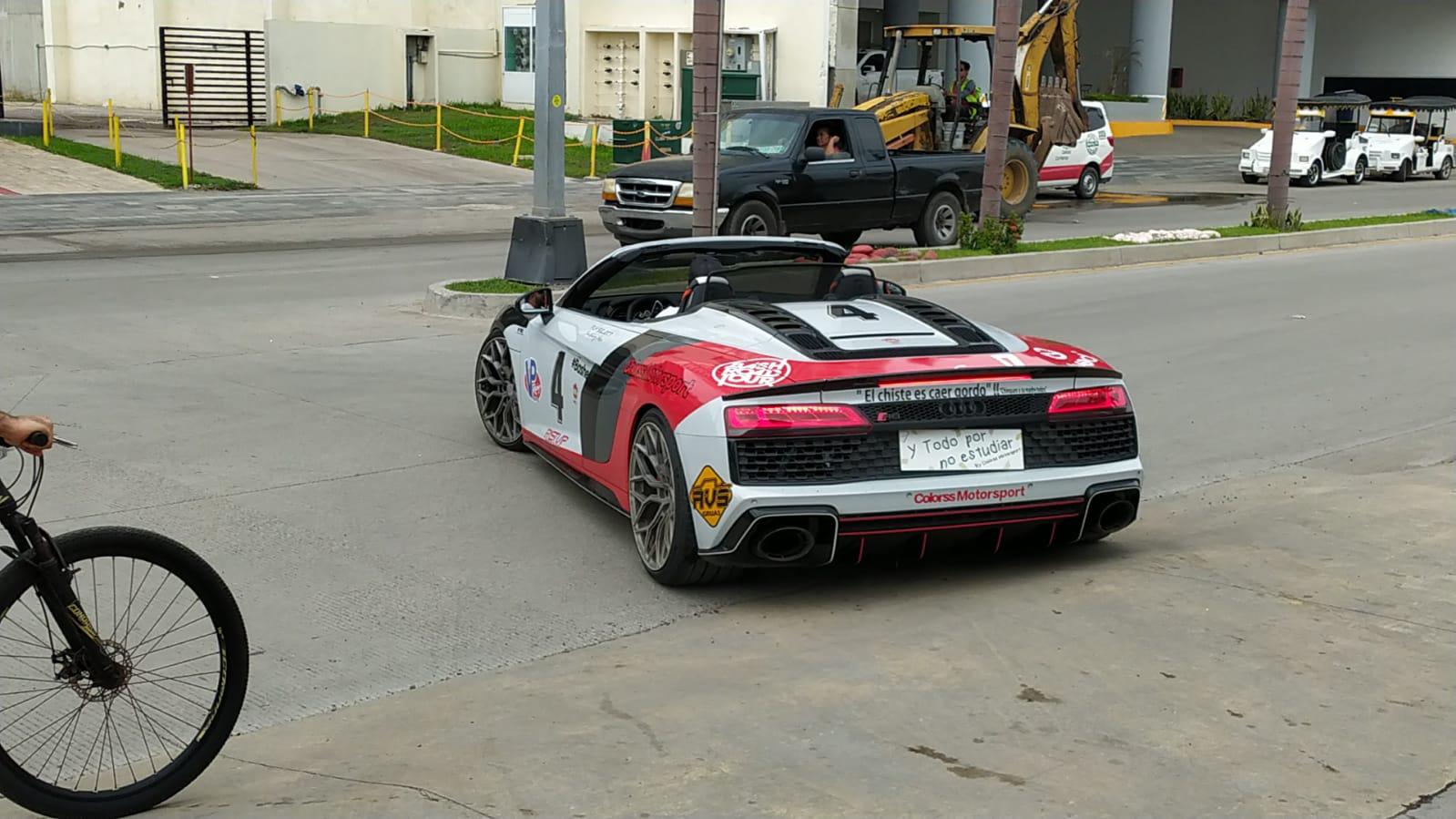$!Autos de lujo como Lamborghini, Ferrari, Porsche, McLaren y otros recorren Mazatlán