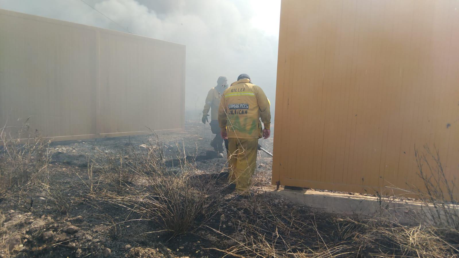 $!Se incendia una bodega de camiones en la localidad de Limón de los Ramos, en Culiacán