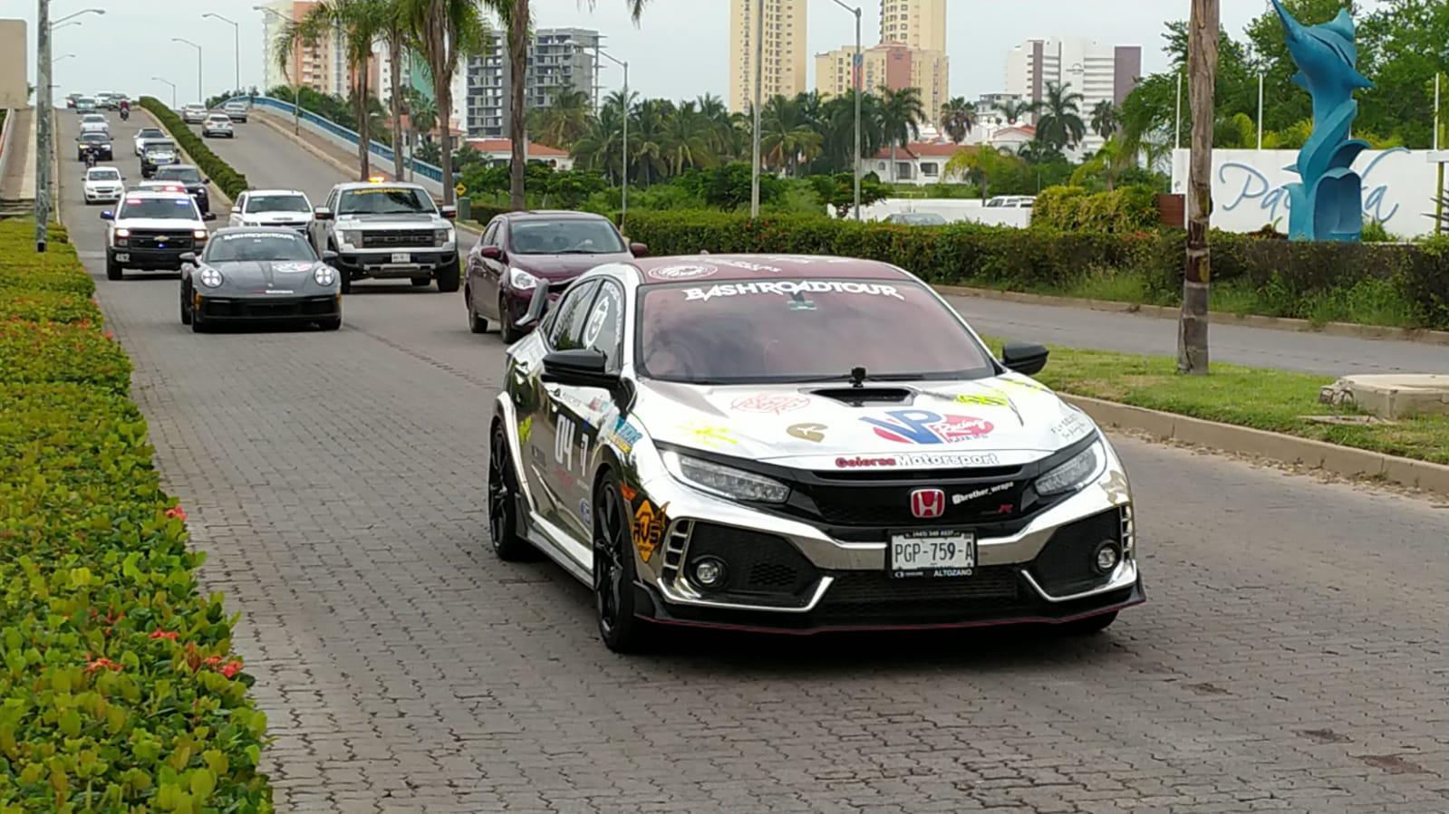 $!Autos de lujo como Lamborghini, Ferrari, Porsche, McLaren y otros recorren Mazatlán