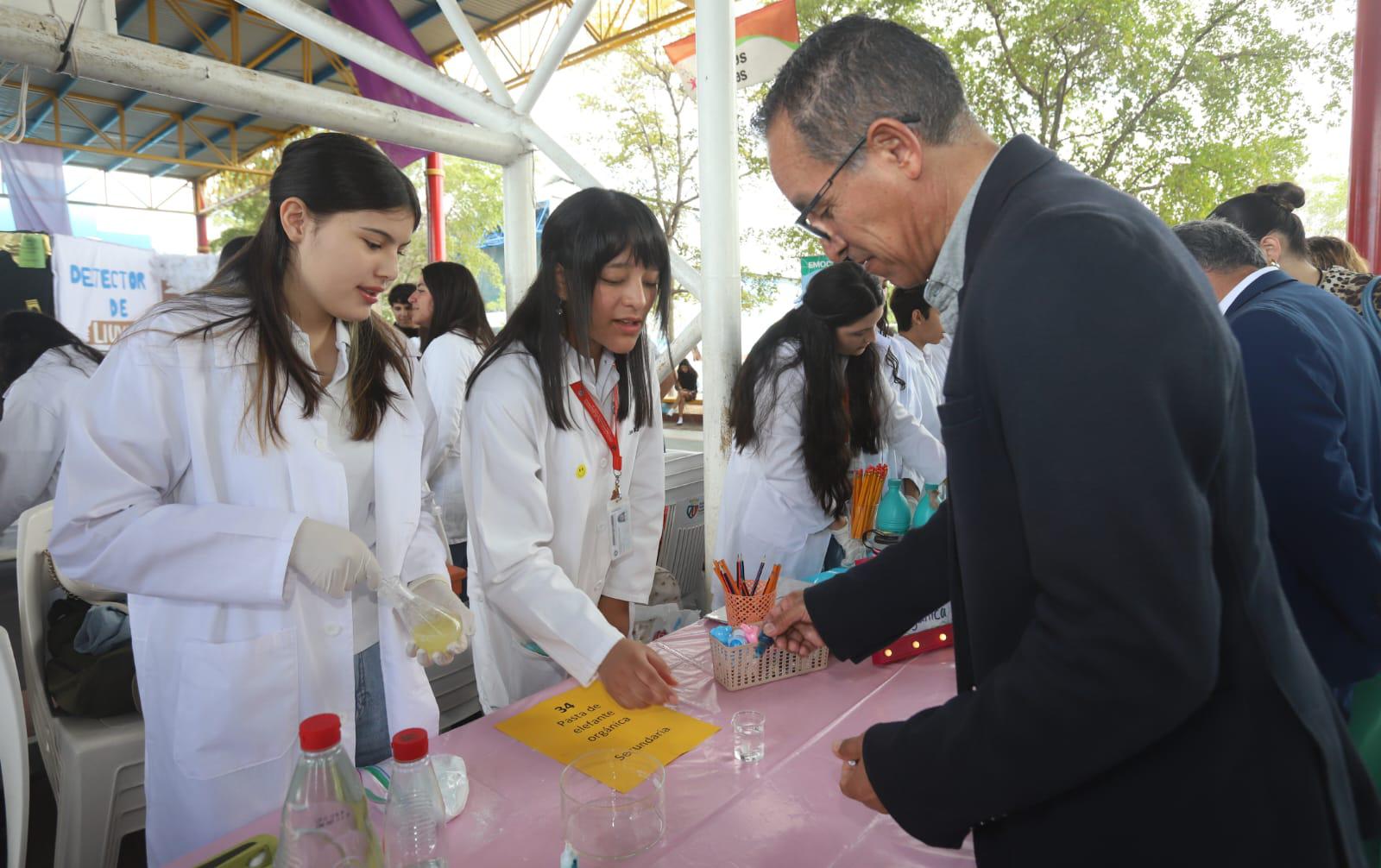 $!Luna Hurtado y Nina Sandoval muestran su proyecto.