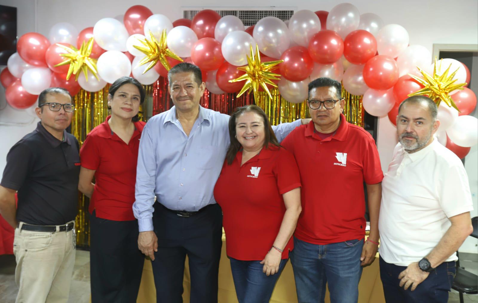 $!Óscar Méndez, Guillermina García, Marisela González, Adán Valdovines y Jesús Herrera, del área de Redacción, junto al homenajeado.