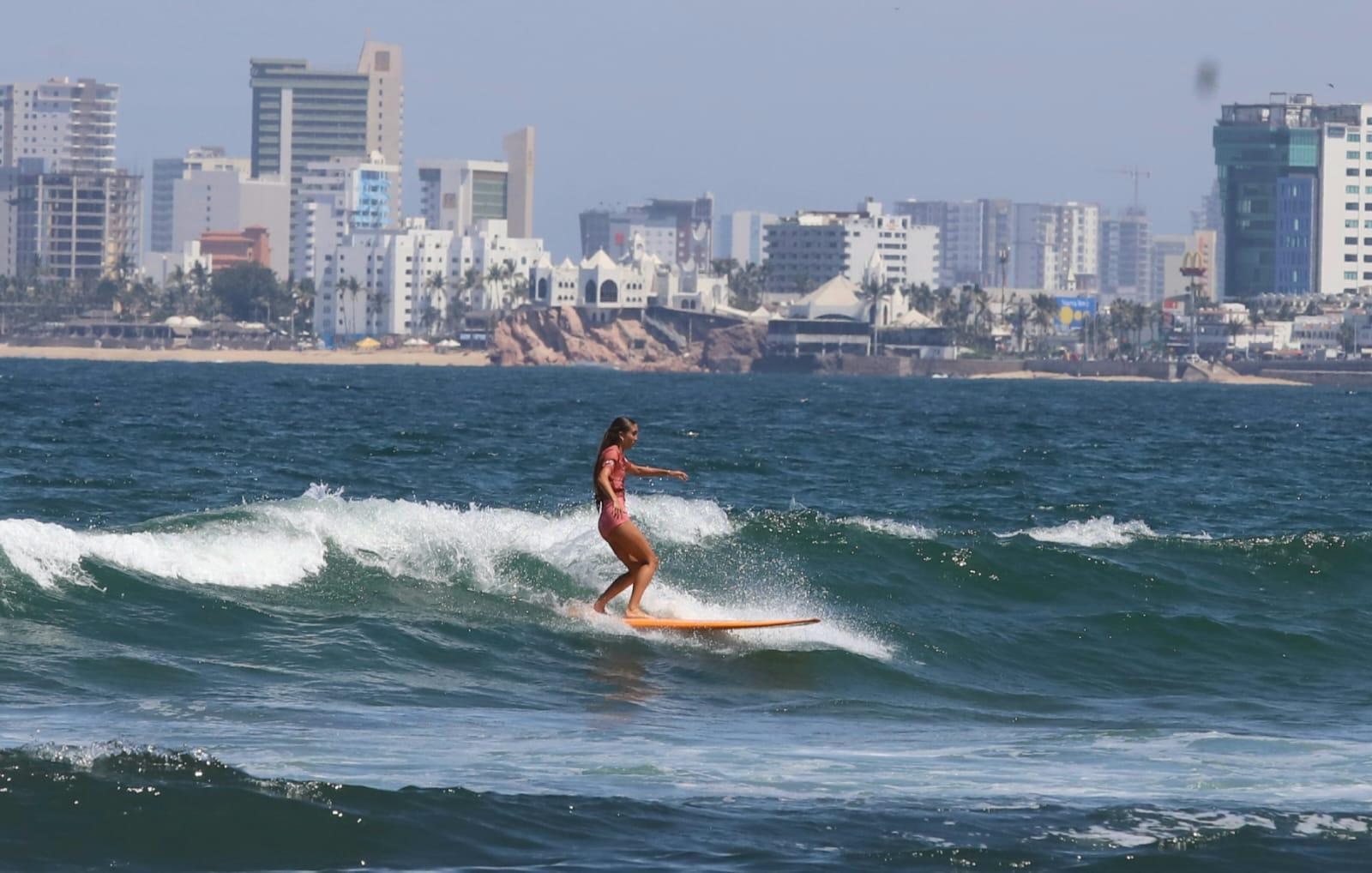 $!Amantes de las olas toman parte de inauguración de Mexi Log Fest, en Mazatlán