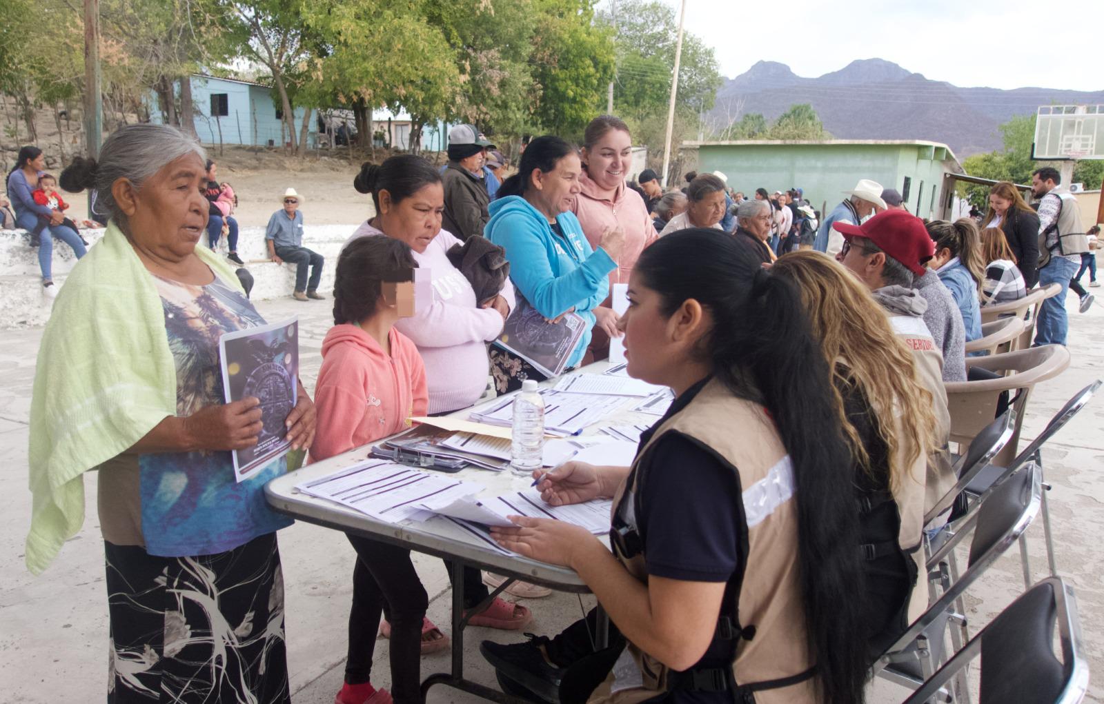 $!Reparte Gobierno de Sinaloa 4 mil 400 apoyos invernales para comunidades serranas de Choix