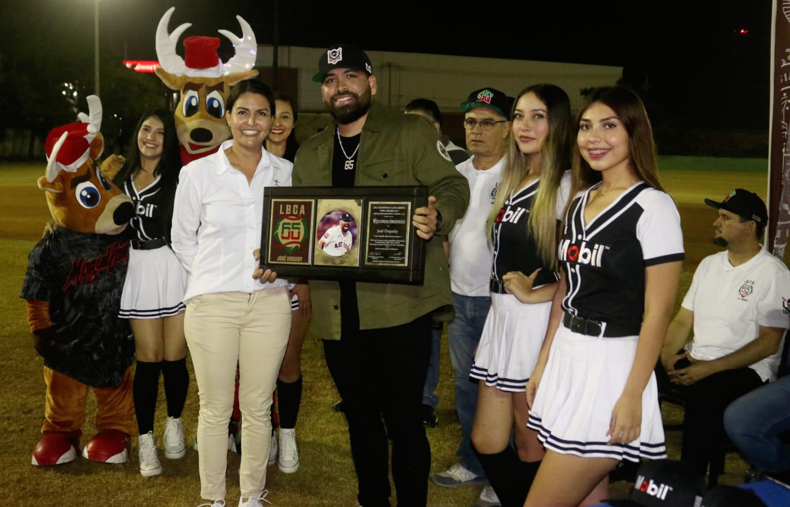$!José Urquidy recibe homenaje en apertura de la Liga de Beisbol Clase Abierta