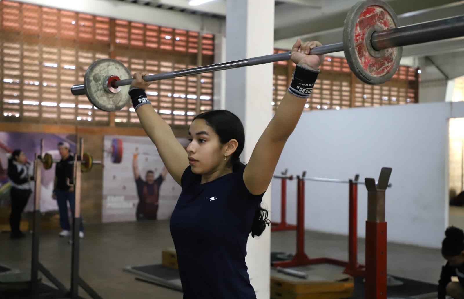 $!Camila Hernández y Karla Gómez, listas para su debut en una fase Estatal en Levantamiento de Pesas