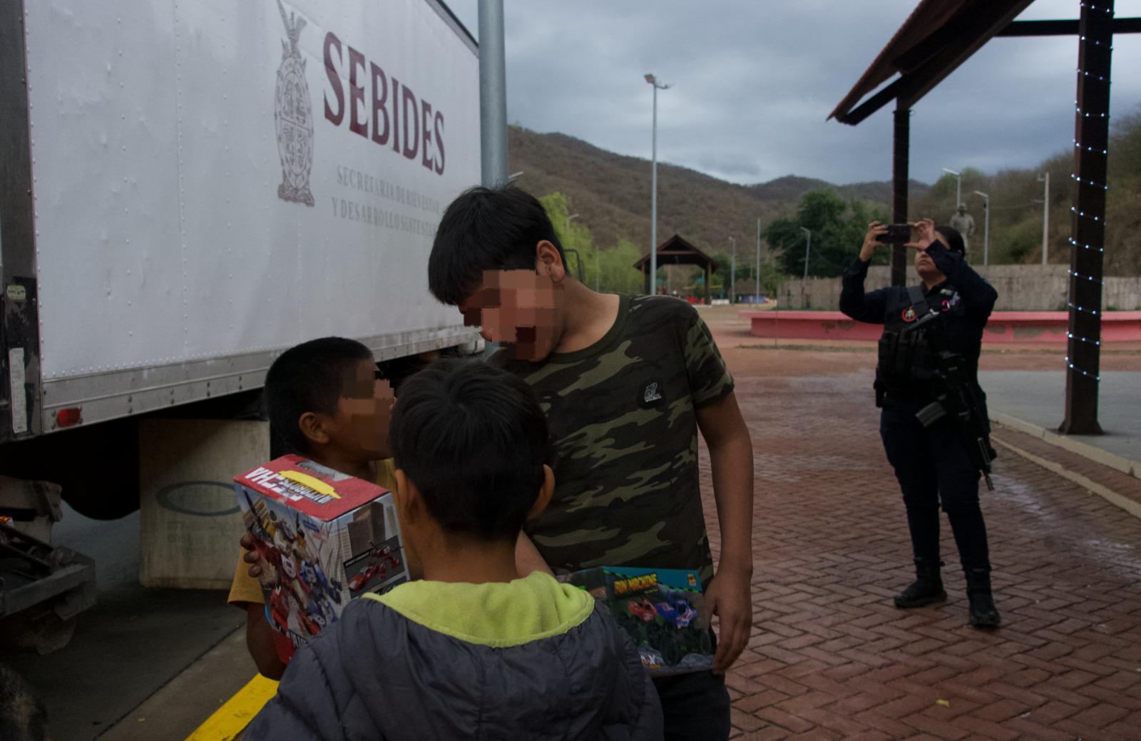 $!Reparte Gobierno de Sinaloa 4 mil 400 apoyos invernales para comunidades serranas de Choix