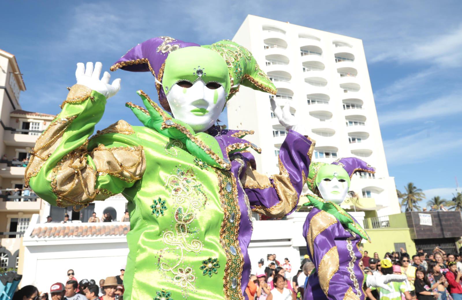 $!Abarrotan 515 mil personas el malecón en el segundo y último desfile del Carnaval de Mazatlán