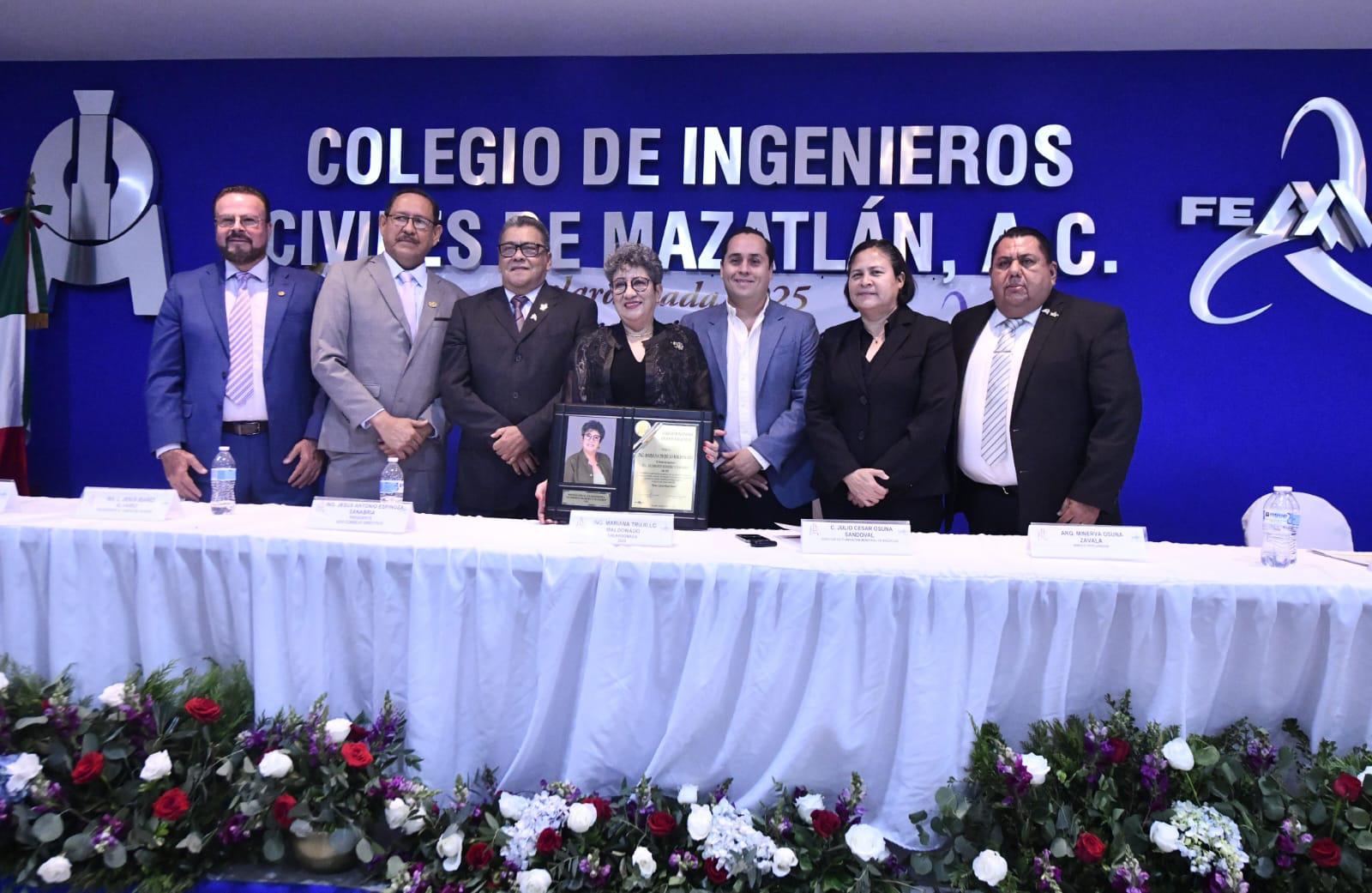 $!Recibe Ingeniera Mariana Trujillo galardón por trayectoria profesional