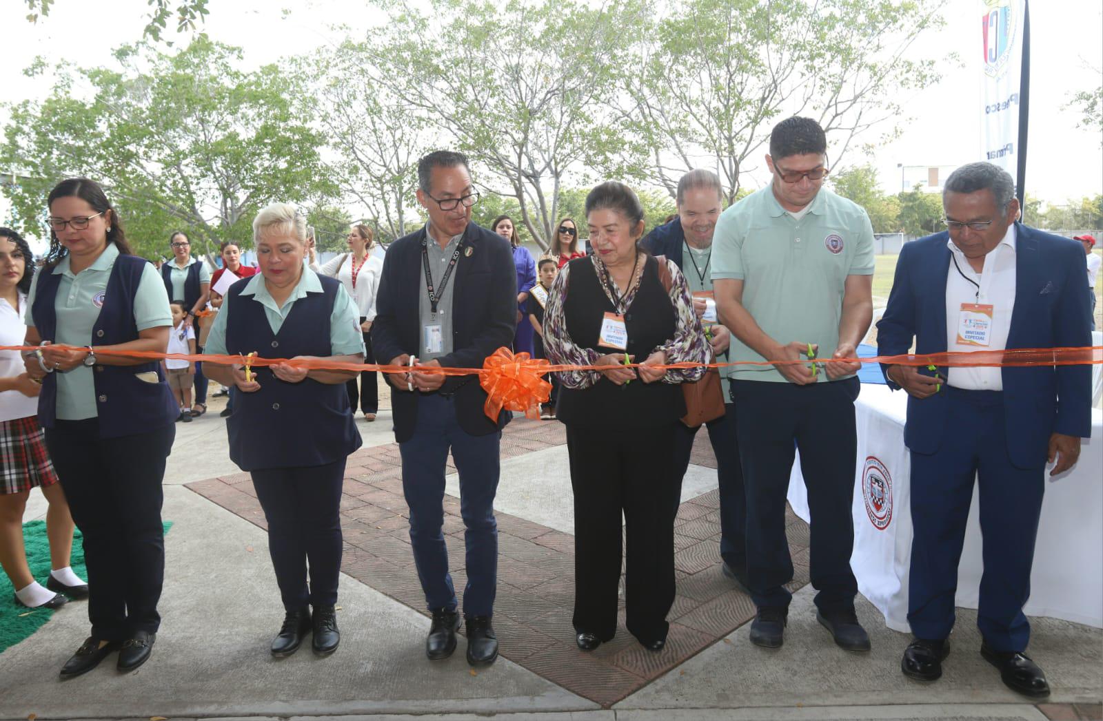 $!Autoridades del plantel e invitados especiales realizaron el corte del listón inaugural.